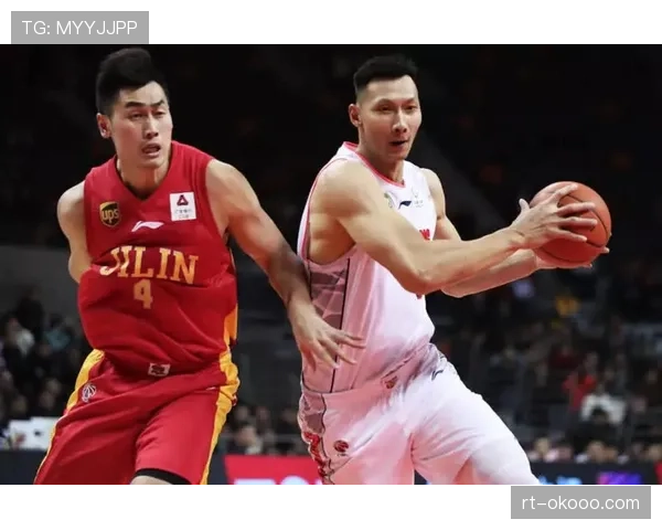 终场哨响,易建联起身与每一位辽宁队员握手致意